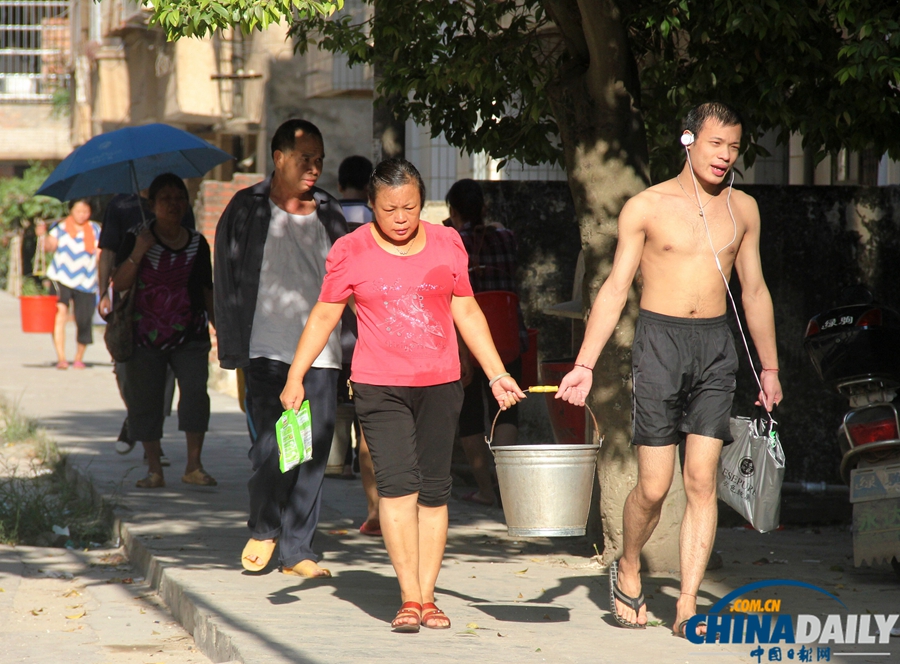 廣西藤縣：高溫天氣全城斷水 上萬(wàn)市民街頭打水