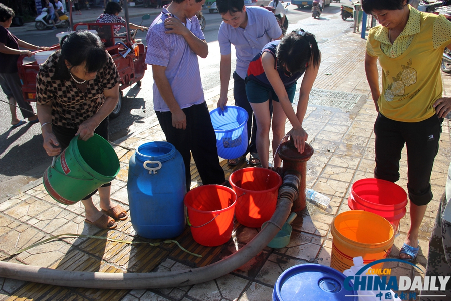 廣西藤縣：高溫天氣全城斷水 上萬(wàn)市民街頭打水