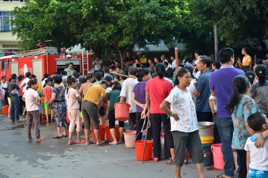 廣西藤縣：高溫天氣全城斷水 上萬(wàn)市民街頭打水