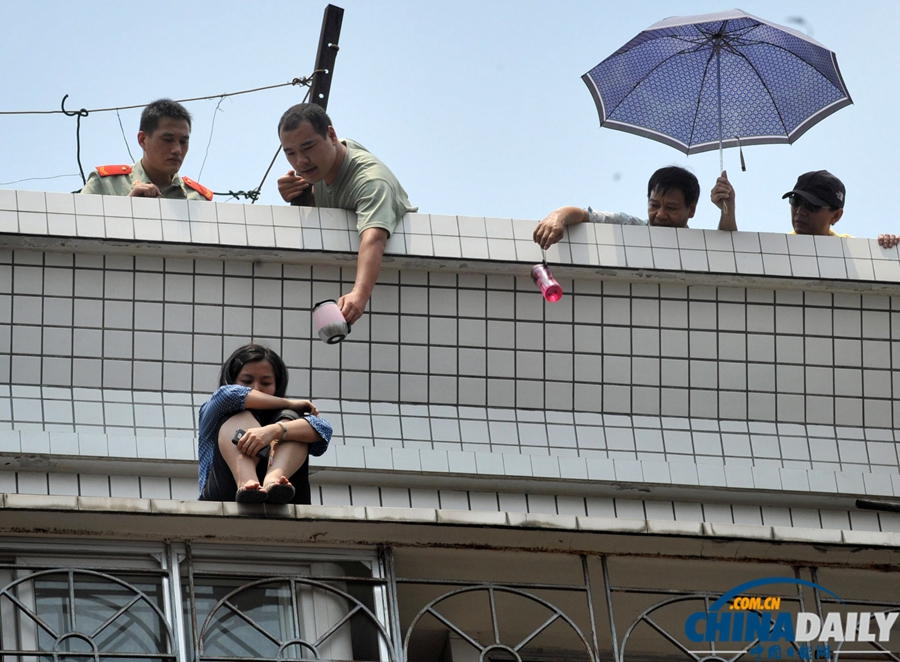 福州妙齡女欲尋短見(jiàn) “白衣男”高空飛躍助消防救人