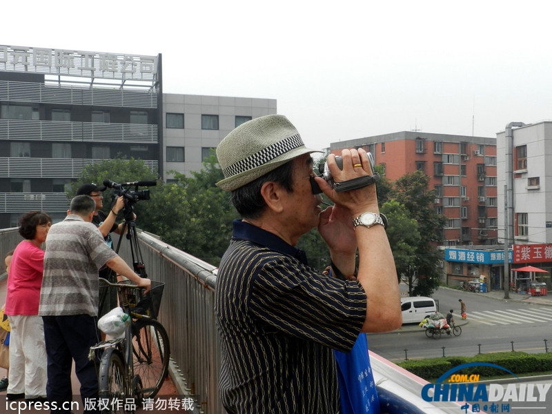 高清組圖：北京人濟(jì)山莊樓頂違建別墅開始拆除