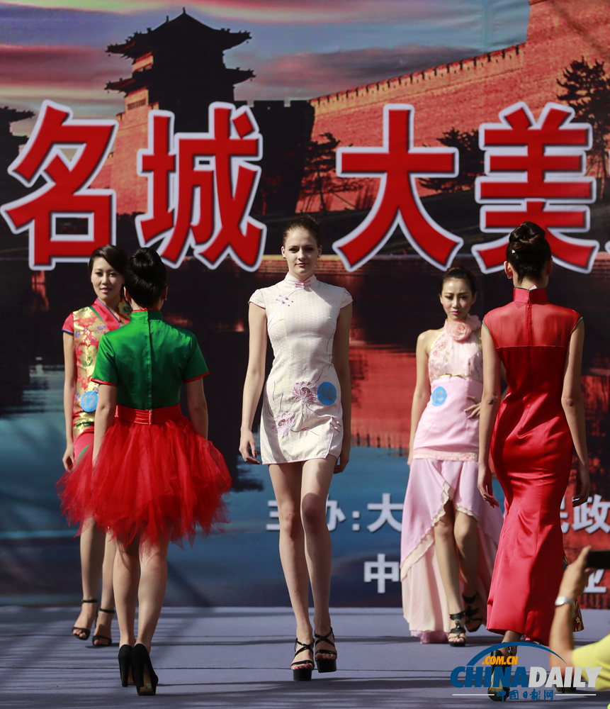 中國(guó)（大同）國(guó)際汽車文化節(jié)開(kāi)幕 美女車模爭(zhēng)奇斗艷