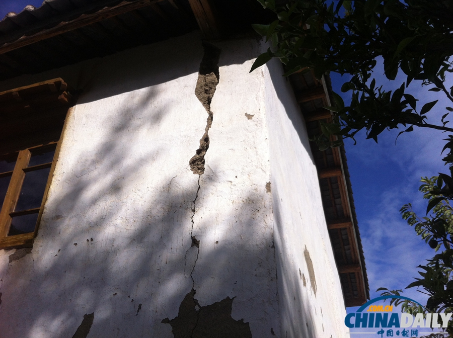 高清：川滇交界發(fā)生5.1級地震 迪慶消防官兵徒步挺進(jìn)災(zāi)區(qū)救援