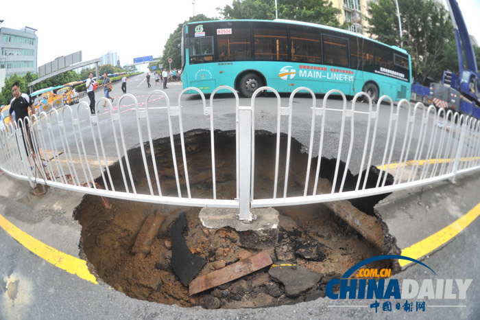暴雨引發(fā)深圳多處浸水 2人死亡