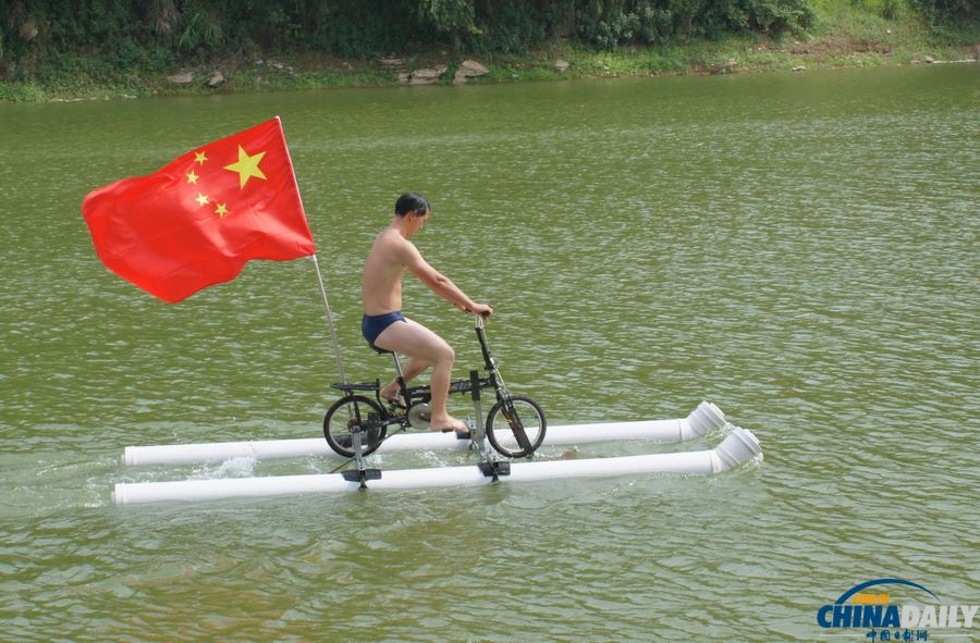 貴州鎮(zhèn)寧：退休公務(wù)員造出“水上自行車”