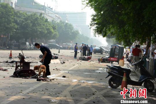桂林校園門口發(fā)生爆炸致2死17傷 學(xué)校已停課(組圖)