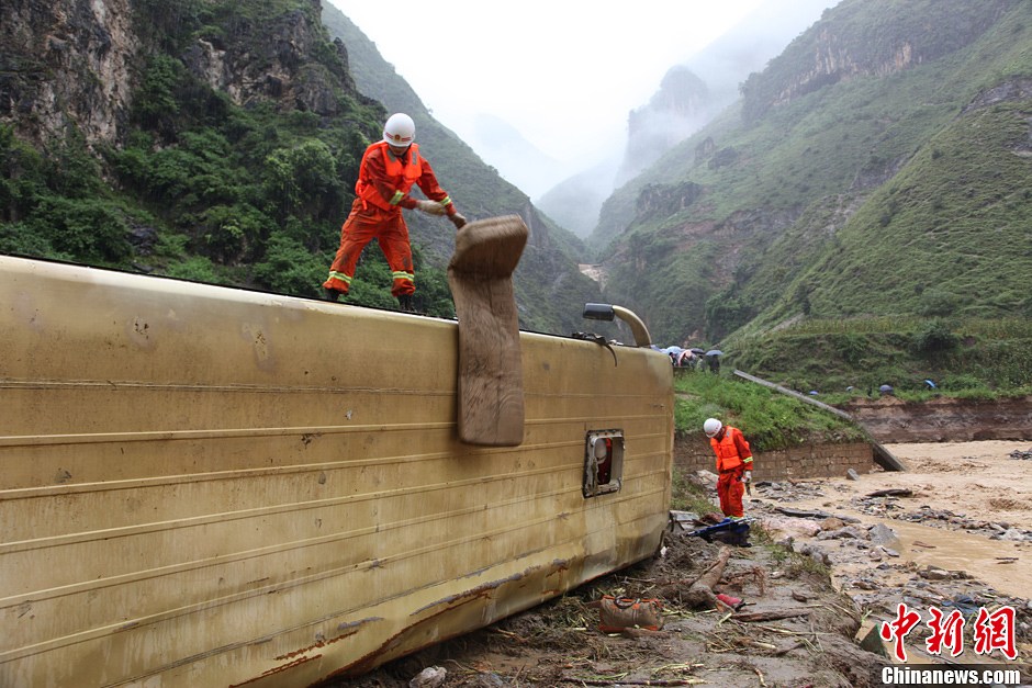 云南山洪泥石流沖斷路橋 2車墜河致4人死7人失蹤