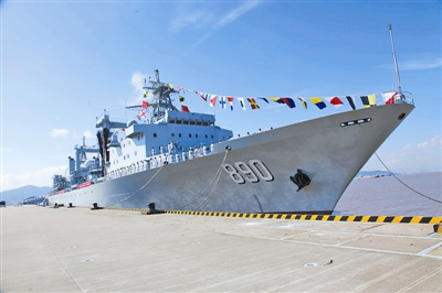 中國2萬噸級新型遠(yuǎn)洋補(bǔ)給艦巢湖艦入列海軍(圖)
