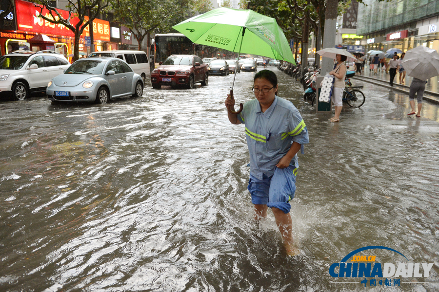滬發(fā)布3年來(lái)首個(gè)暴雨紅色預(yù)警 浦東雨量達(dá)120mm