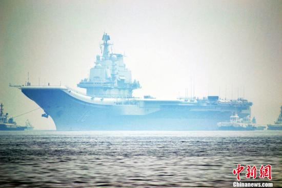 中國航母遼寧艦順利完成試驗試飛任務(wù)返回母港