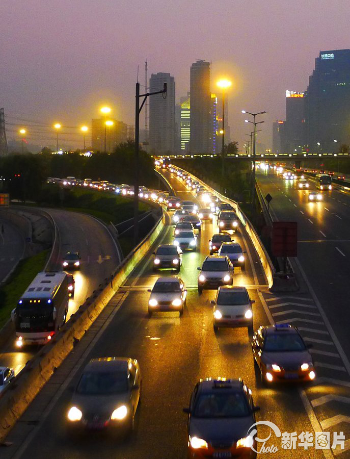 北京中秋后返城車(chē)輛劇增人員擁擠