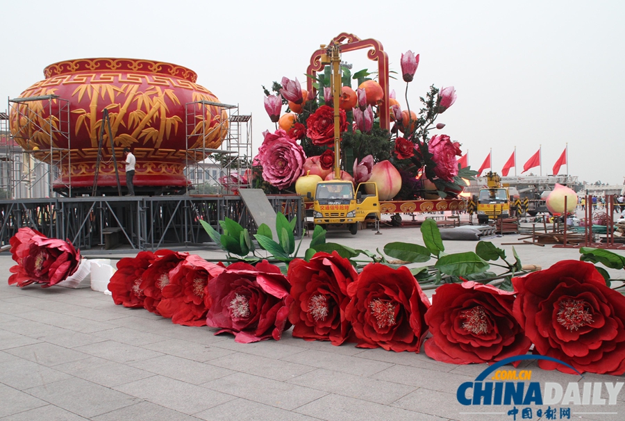 天安門廣場(chǎng)歷年最大花籃亮相 直徑達(dá)50米