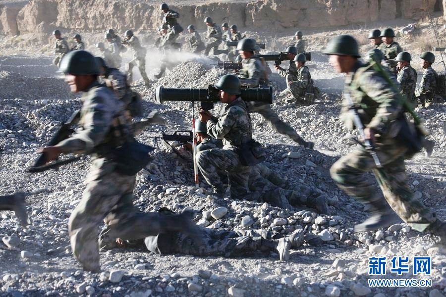 直擊解放軍萬(wàn)人千車(chē)陸空協(xié)同高原大對(duì)抗