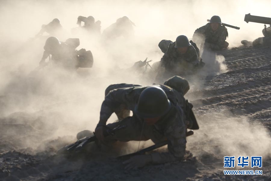 直擊解放軍萬(wàn)人千車陸空協(xié)同高原大對(duì)抗