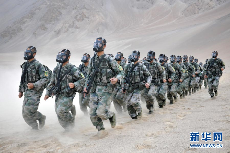 直擊解放軍萬(wàn)人千車(chē)陸空協(xié)同高原大對(duì)抗