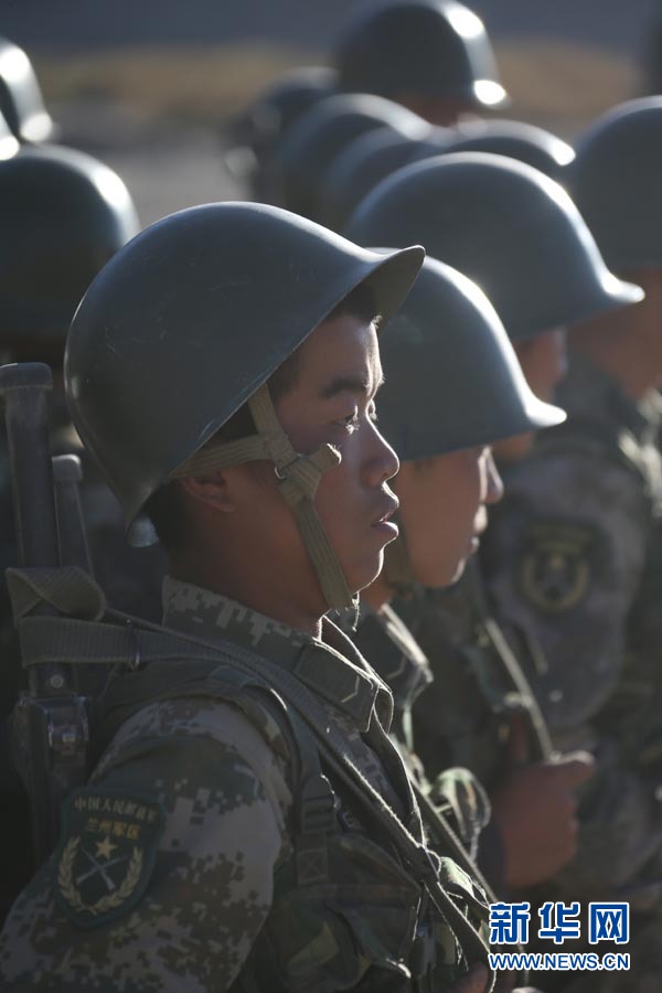 直擊解放軍萬(wàn)人千車陸空協(xié)同高原大對(duì)抗