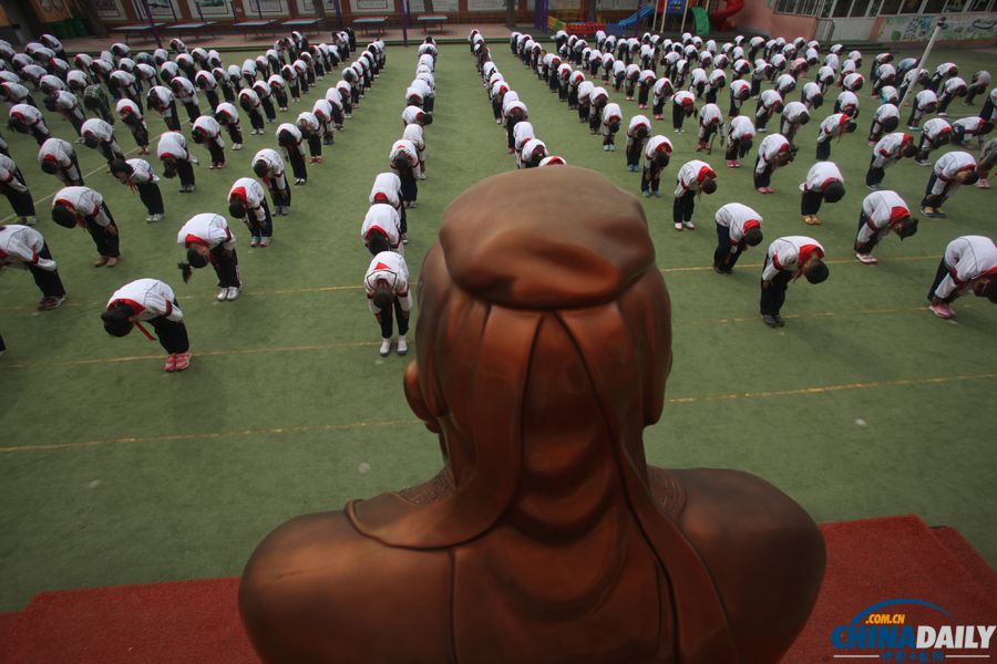 濟(jì)南：400余名小學(xué)生操場拜孔子 紀(jì)念孔子誕辰2564周年