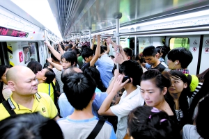 廣東多條高速現(xiàn)擁堵 車主忍饑挨餓路邊撒尿(圖)