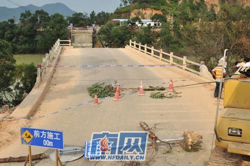 廣東惠東94米大橋垮塌70米 面包車(chē)墜河(組圖)