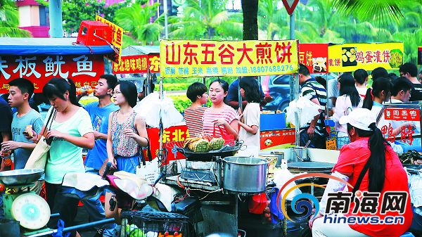 小吃圍堵海南大學(xué)門口 占道擺攤經(jīng)營(yíng)現(xiàn)象嚴(yán)重