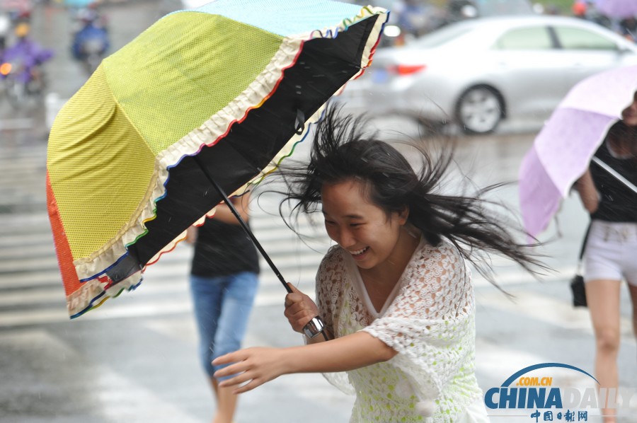 臺(tái)風(fēng)“百合”逼近海南 瓊海市民躲雨避風(fēng)各有高招