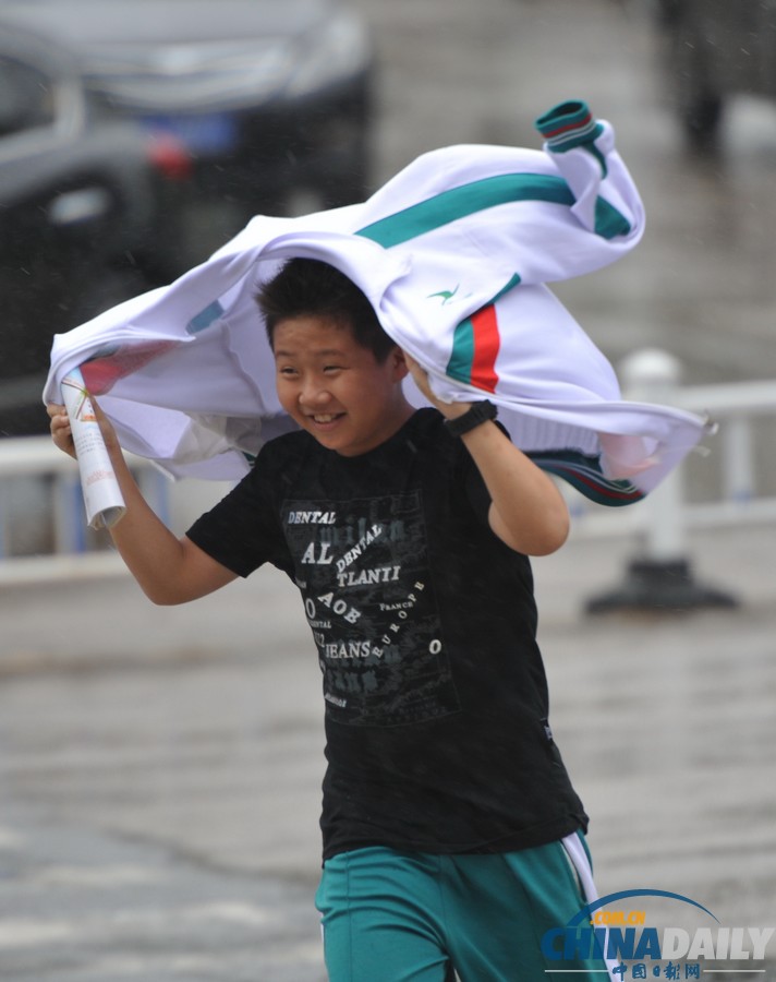 臺風(fēng)“百合”逼近海南 瓊海市民躲雨避風(fēng)各有高招