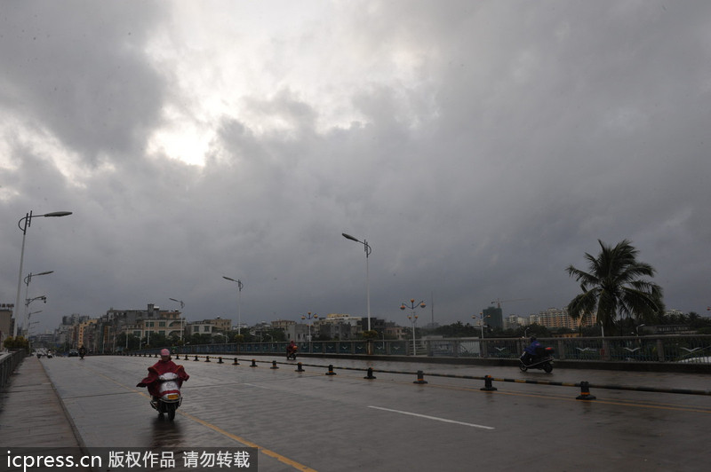 臺風“百合”逼近海南 瓊海市民躲雨避風各有高招