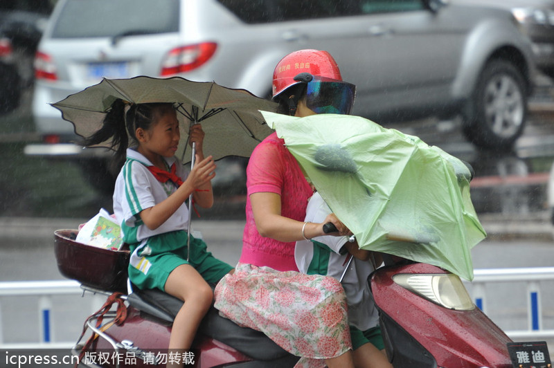 臺(tái)風(fēng)“百合”逼近海南 瓊海市民躲雨避風(fēng)各有高招