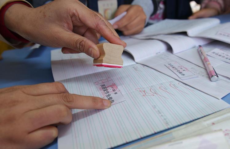 江蘇鎮(zhèn)江小學(xué)生好成績換取“作業(yè)免做券”