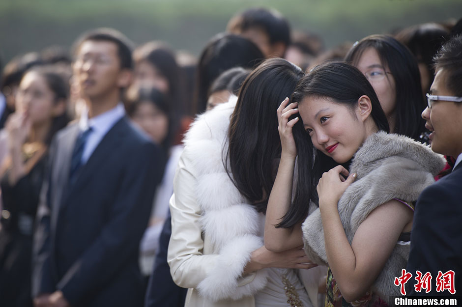 北京六百高中生圓明園內(nèi)舉行成人禮