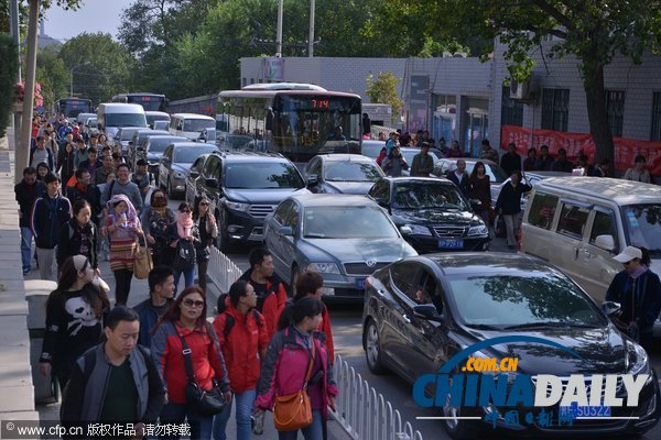 北京:香山紅葉迎來(lái)賞紅高峰 停車(chē)場(chǎng)8點(diǎn)就滿了
