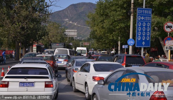 北京:香山紅葉迎來(lái)賞紅高峰 停車場(chǎng)8點(diǎn)就滿了