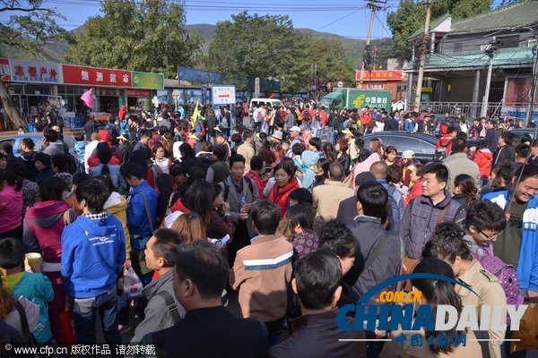 北京:香山紅葉迎來賞紅高峰 停車場(chǎng)8點(diǎn)就滿了