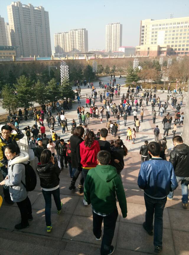 吉林省松原發(fā)生5.5級(jí)地震 網(wǎng)友稱(chēng)震感強(qiáng)烈上街躲避