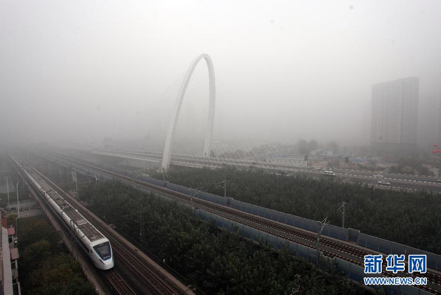 全國多地遭遇霧霾 大明湖成“白紙”一張