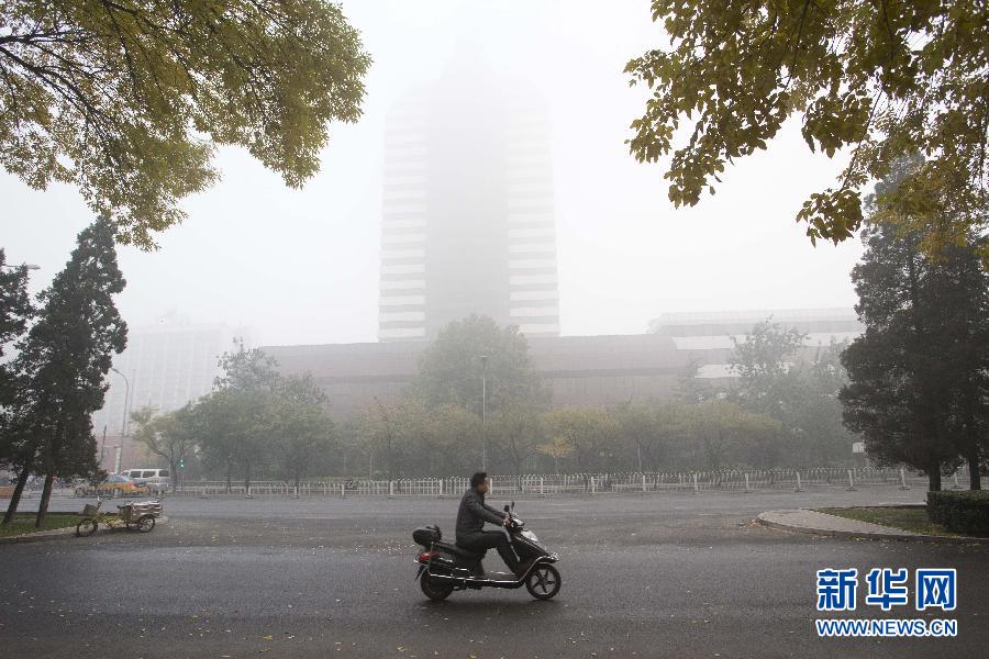全國(guó)多地遭遇霧霾 大明湖成“白紙”一張
