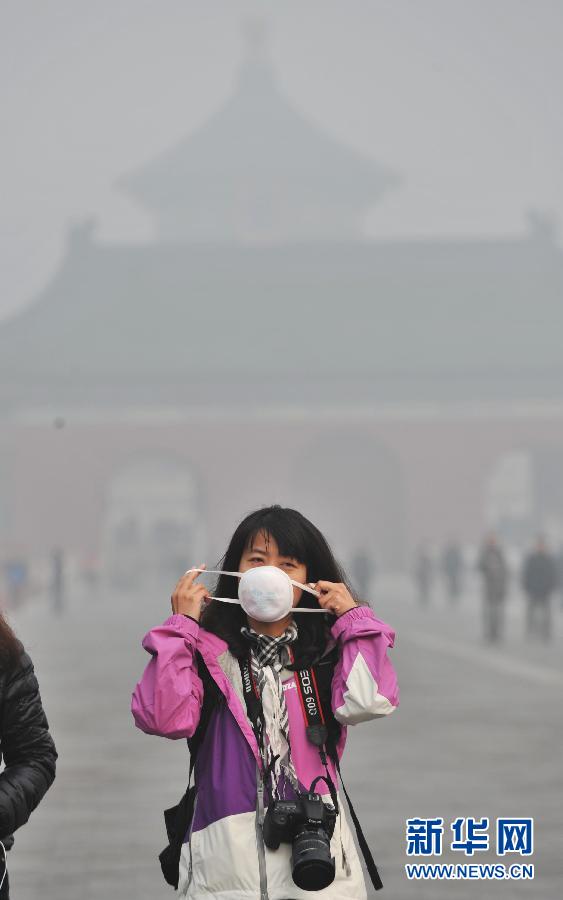 全國多地遭遇霧霾 大明湖成“白紙”一張