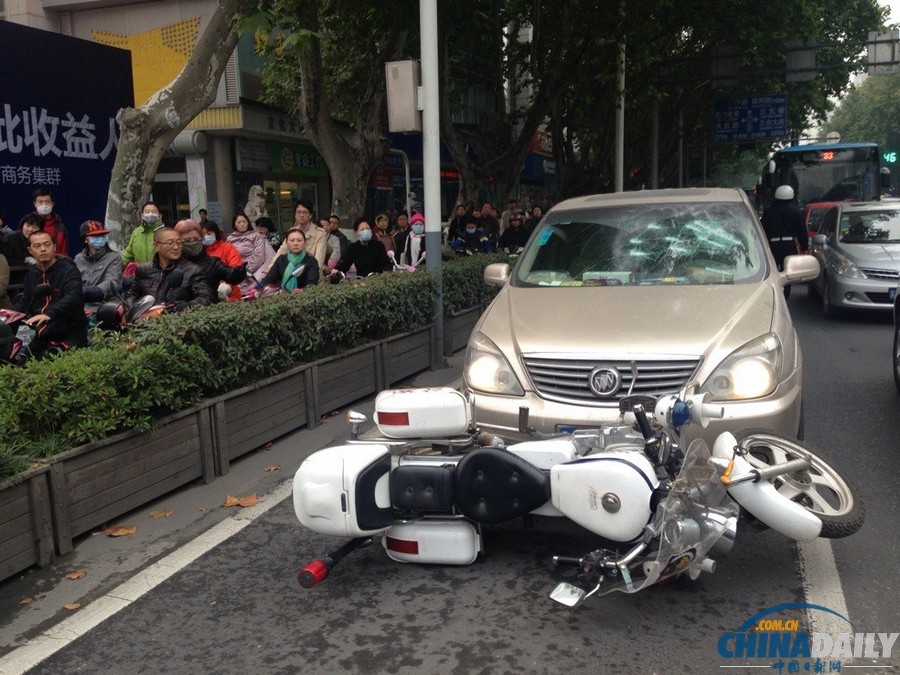 南京一男子疑涉毒駕車(chē)狂飆撞傷交警