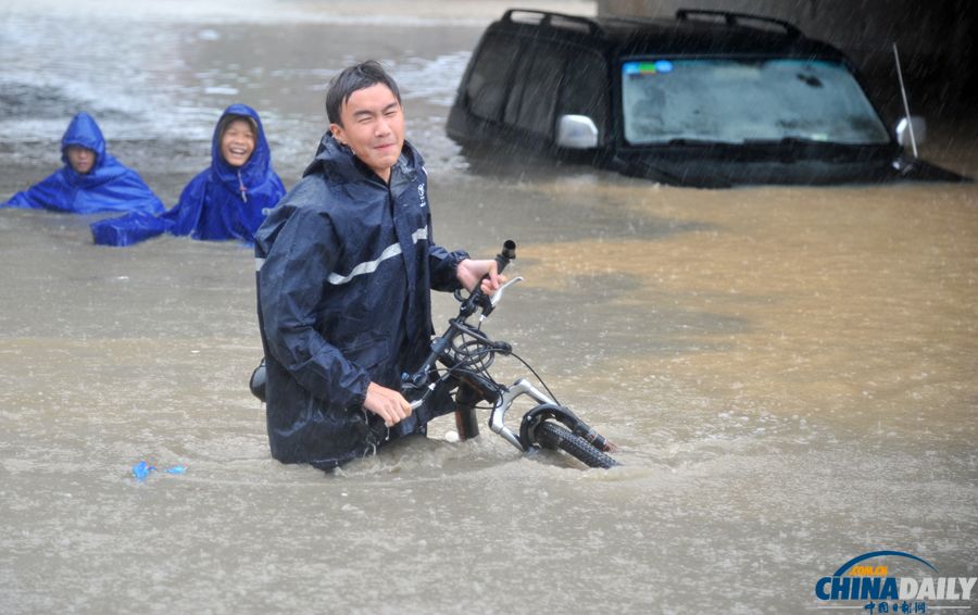 臺(tái)風(fēng)“海燕”襲廣西 南寧普降暴雨