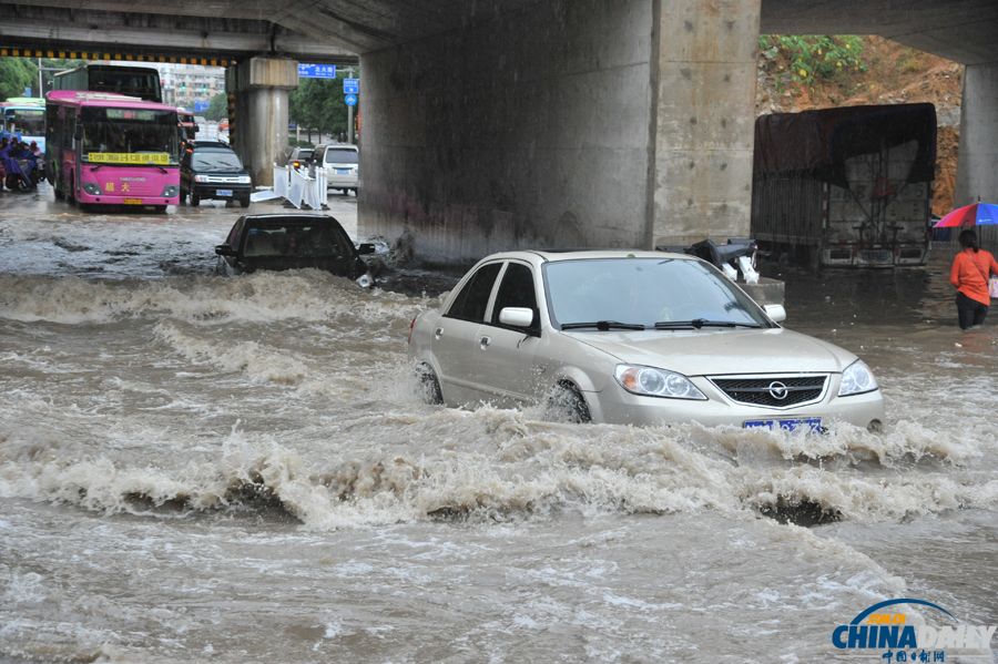 臺(tái)風(fēng)“海燕”襲廣西 南寧普降暴雨