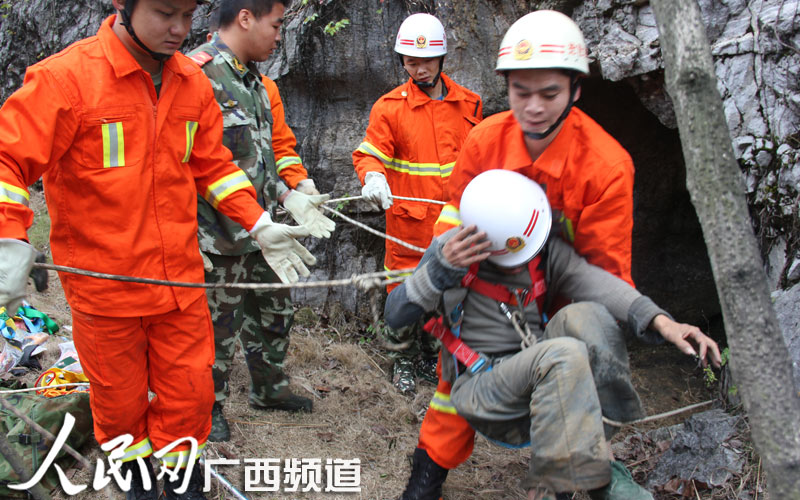 廣西男子墜深洞9天吃垃圾求生
