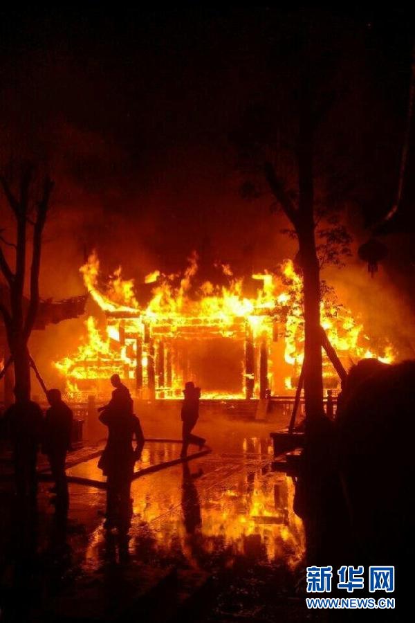 重慶黔江“亞洲第一廊橋”發(fā)生火災　橋面木質(zhì)建筑被燒毀