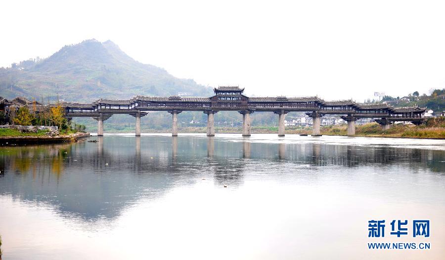 重慶黔江“亞洲第一廊橋”發(fā)生火災(zāi)　橋面木質(zhì)建筑被燒毀