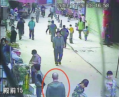 男子拿書掩護(hù)行竊 被便衣民警“找茬”露馬腳(圖)