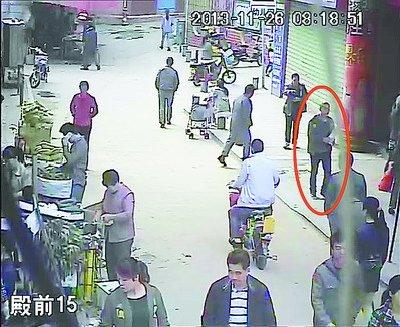 男子拿書掩護(hù)行竊 被便衣民警“找茬”露馬腳(圖)