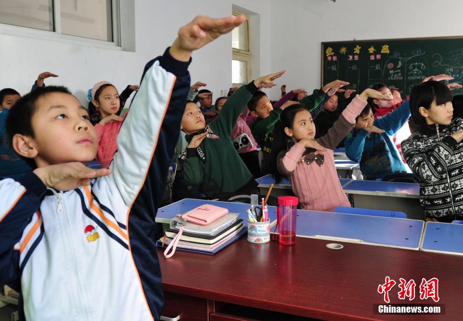 霧霾頻頻來襲 河北一小學(xué)獨(dú)創(chuàng)“防霾”武術(shù)健身操