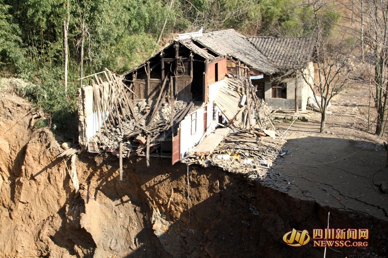 組圖：四川廣元現(xiàn)直徑60米天坑 11間房被埋