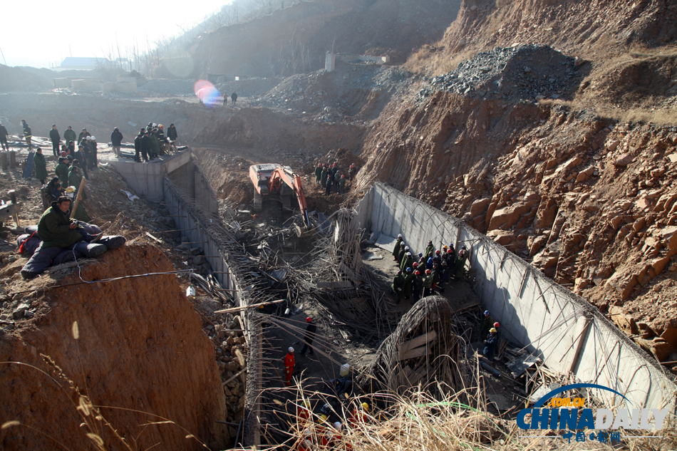 河北遵化一在建庫房坍塌事故現(xiàn)場曝光 已致8人死亡