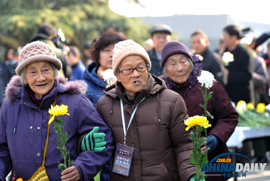 南京舉行國(guó)際和平集會(huì)悼念南京大屠殺30萬同胞遇難76周年