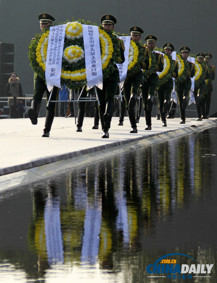 南京舉行國(guó)際和平集會(huì)悼念南京大屠殺30萬同胞遇難76周年